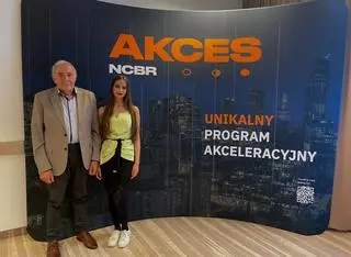 Oliwia Myczkowska i jej dziadek, prof. dr hab. Marian Surowiec