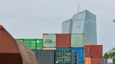 Budynek ECB i kontenery