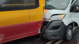 Kierowca samochodu dostawczego uderzył w tym autobusu, gdy ten stał na przuystanku