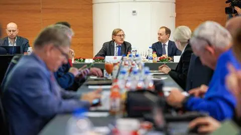 Wojciech Popiołek (drugi z prawej) podczas nadzwyczajnego walnego zgromadzenia Orlenu