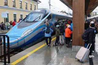 Inauguracyjny pociąg Pendolino na dworcu kolejowym w Zakopanem