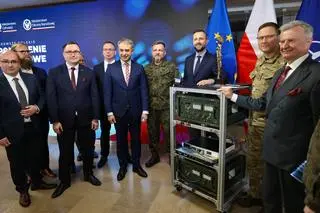 Wicepremier, minister cyfryzacji Krzysztof Gawkowski (5L), wicepremier, minister obrony narodowej Władysław Kosiniak-Kamysz (3P) i podsekretarz stanu w MON Stanisław Wziątek (P) podczas konferencji prasowej w klubie WAT w Warszawie