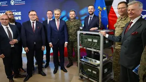 Wicepremier, minister cyfryzacji Krzysztof Gawkowski (5L), wicepremier, minister obrony narodowej Władysław Kosiniak-Kamysz (3P) i podsekretarz stanu w MON Stanisław Wziątek (3P)