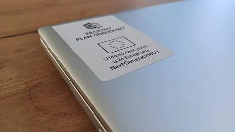 Zaskakujące naklejki na laptopach. Ministerstwo wyjaśnia