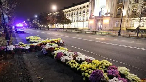 "Cmentarze zostały zamknięte w sposób złodziejski". Krzyż z chryzantem przed kancelarią premiera