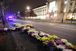 Aktualnie czytasz: "Cmentarze zostały zamknięte w sposób złodziejski". Krzyż z chryzantem przed kancelarią premiera