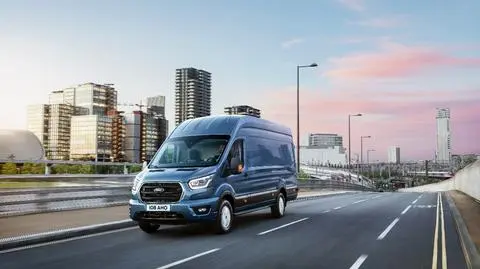 Miękka hybryda i nowoczesne technologie. Nowy Ford Transit nawet z 40 000 złotych rabatu