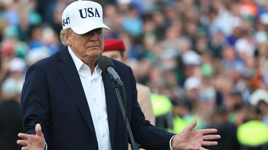 Donald Trump i jego charakterystyczny gest znany jako "akordeon"