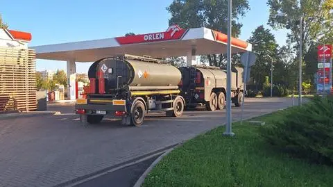 Wojskowe pojazdy na stacji Orlenu