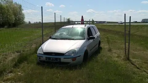 Porzucone auto przy autostradzie. Po kierowcy ani śladu, są za to ślady kradzieży