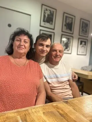 Bar mleczny Koperkowy. Daniel Komm z dziadkami 