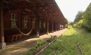 Jeden z zamkniętych dworców czekających na połączenie