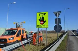 Montowanie tablicy STOP - zły kierunek