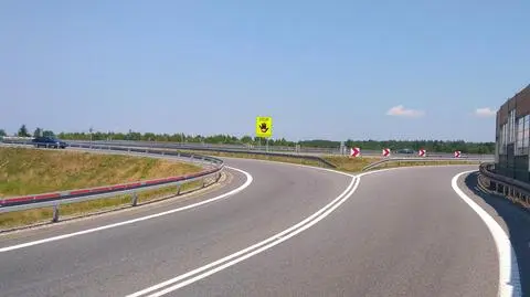 Drogowcy montują nowe tablice na ekspresówce