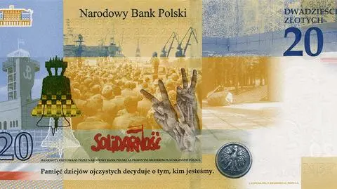 People queue up to buy collector banknotes with Lech Kaczyński 