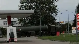 Wojskowe pojazdy na stacji Orlenu