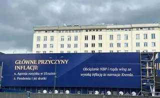 Baner inflacyjny na budynku NBP 