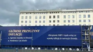 Baner inflacyjny na budynku NBP 