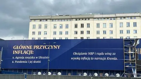 Baner inflacyjny na budynku NBP 