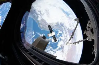 Kapsuła Dragon firmy SpaceX zbliża się do Międzynarodowej Stacji Kosmicznej nad Morzem Śródziemnym