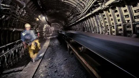 Odstawa urobku pochylnią, kopalnia, górnicy