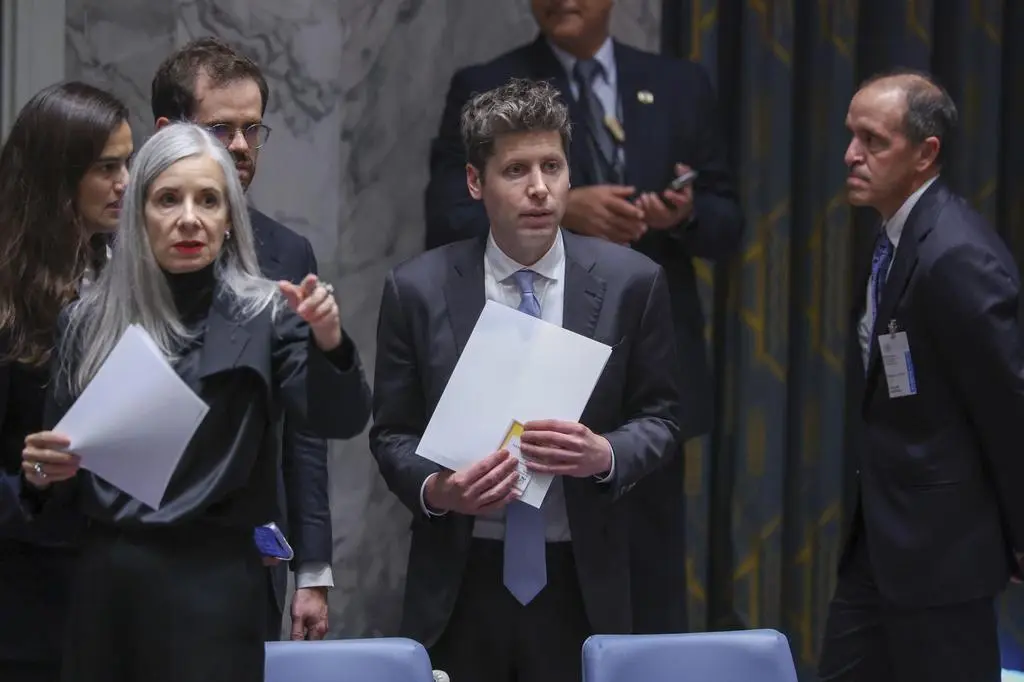Sam Altman (w środku) to szef OpenAI