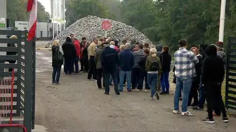 Stoją w kolejce, by zostawić numer telefonu, żeby móc kupić węgiel