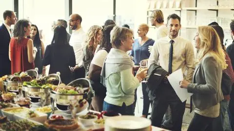 zgromadzenie wydarzenie ludzie spotkanie covid shutterstock_454809748