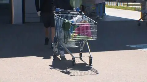 W sklepach jest obowiązek zakrywania ust i nosa