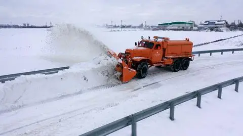 Pług z czołgowym silnikiem. "Zmielił pół małego fiata, który stał w zaspie"