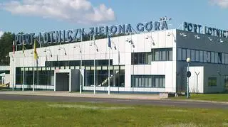 Babimost-ma lotnisko, które obsługuje bardzo mało pasażerów.