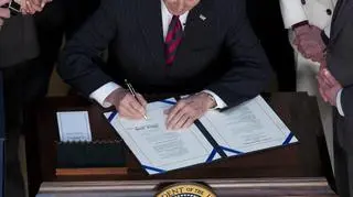 Prezydent USA Joe Biden podpisuje budżet