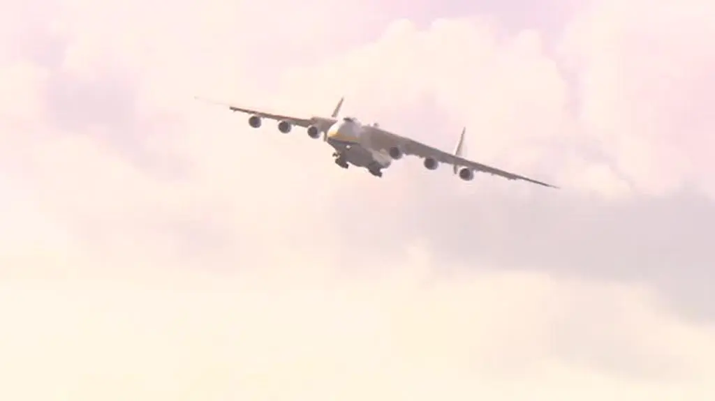 Samolot Antonow An-225 Mrija dostarczył do Polski środki ochrony osobistej