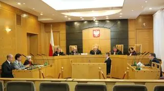  Według szacunków OPZZ ok. 1,4 mln pracowników w Polsce jest zatrudnionych na umowy cywilno-prawne i tyle samo jest samozatrudnionych