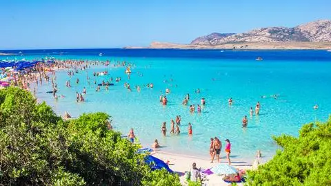 Służby na Sardynii walczą z okradaniem plaż przez turystów