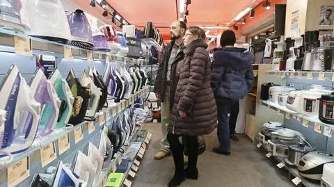 Rubel tonie, a Rosjanie rzucili się do sklepów. Wykupują elektronikę, meble i samochody