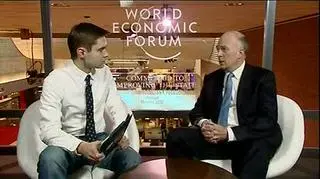 Spotkanie w Davos ma pomóc w stworzeniu nowego modelu ekonomicznego, który będzie lepszy niż ten sprzed 2007 roku - takie zadanie przed ekonomistami, politykami i przedsiębiorcami, którzy przyjechali do Szwajcarii, stawia dyrektor zarządzający Światowego Forum Ekonomicznego. Robert Greenhill przekonuje, że chce, by nowy system nie powodował niszczenia środowiska i gromadzenia kapitału w rękach nielicznych. Dlatego spotkał się z uczestnikami akcji "Okupuj Davos". Spotkał się również z naszym reporterem Janem Niedziałkiem. 