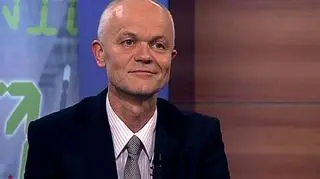 Narodowy Fundusz Ochrony Środowiska i Gospodarki Wodnej dopłaci do inwestycji w kolektory słoneczne. Dofinansowanie do kredytów na ich zakup będzie dostępne dla właścicieli domów oraz wspólnot mieszkaniowych, które nie korzystają z ciepła sieci miejskich. "Wysokość dopłaty wyniesie 45 procent brutto, wartości całej inwestycji, czyli w zależności od progu podatkowego, w którym znajduje się inwestor od 31 do 37 procent netto". Publiczne pieniądze po raz pierwszy wesprą osoby prywatne inwestujące w tego typu ekologiczne rozwiązania uważa Grzegorz Wiśniewski, prezes Instytutu Energetyki Odnawialnej, gość programu Godzina Dla Pieniędzy.