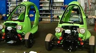 W podwarszawskim Pruszkowie powstają pierwsze elektropojazdy. Trójkołowiec Sam to dwuosobowe auto napędzane silnikiem elektrycznym o zasilaniu bateryjnym. Jednocześnie w stolicy powstaje około 90 elektrycznych stacji samochodowych.