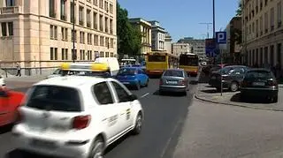Czy jest miejsce na obniżkę akcyzy? Skarb państwa zarabia na drogich paliwach, bo dostaje więcej pieniędzy z VATu, który jest liczony od ceny paliwa z dodaną akcyzą. Ale - na razie nie zamierza pozbyć się tych dodatkowych dochodów....