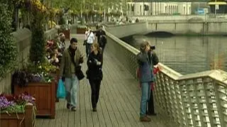 Projekt reform budżetowych to za mało. Tak o ogłoszonym w Dublinie planie podniesienia podatków i cięć wydatków mówią irlandzcy związkowcy. Z kolei opozycja pyta, dlaczego to podatnicy mają ratować rząd po tym, jak to rząd udzielił wsparcia bankom