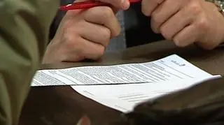 Kiedyś był mandat za brak świateł - teraz jest opłata za nie korzystanie z pieniędzy. Pieniędzy przyznanych w ramach linii kredytowej, a których klient nie użył. Krótko mówiąc - banki po raz kolejny sięgają do kieszeni Polaków.