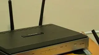 Router, urządzenie które pozwala rozprzestrzeniać drogą radiową dostęp do internetu. Kupując router możemy mieć dostęp do internetu w całym mieszkaniu. 