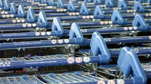 Tesco łagodzi skutki ubiegłorocznych kłopotów. Zmieni kontrakty z dostawcami i plan zwolnień?