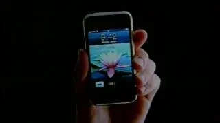 IPHONE telefon z rewolucyjnym interfejsem obsługiwanym za pośrednictwem ekranu dotykowego wchodzi na rynek. Ma zadowolić zarówno wielbicieli nowinek technicznych jak i konsumentów zwracających szczególną uwagę na wygląd urządzenia. W sprzedaży dostępne będą dwa modele w cenie 500 i 600 dolarów. Przed siedzibą firmy Apple w Nowym Jorku już od czterech dni nocują ci, którzy chcą jako pierwsi stać się użytkownikami nowego urządzenia.