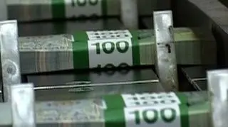 Po raz pierwszy od dwunastu lat polski bank centralny interweniował na rynku walutowym. Interwencja miała na celu osłabienie złotego. A to dlatego, że bardzo szybko umacniający się polski złoty to problem dla polskich eksporterów. Jeżeli zloty jest silny, to za każde zarobione euro dostają oni mniej złotówek. Cel interwencji jak najbardziej szczytny, ale wątpliwości pozostają. Bo z rynkiem strasznie trudno wygrać, a przegrana może nas wszystkich bardzo dużo kosztować.