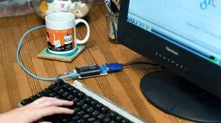 Ta mała czarna skrzynka obok kubka, to właśnie komputer opracowany przez Next Thing 