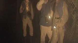 Czarne złoto jest - i co z tego. Rosnące koszty wydobycia powodują, że węgiel, którego na Śląsku nie brakuje jest coraz droższy. Dodatkowym problemem jest fakt, że trzeba sięgać po złoża coraz głębiej położone, a przestarzałe technologie wydobycia nie pozwalają na efektywną i tanią eksploatację tych pokładów. Węgiel powoduje, że potencjalnie jesteśmy bogaczami, ale w dzisiejszych warunkach nie bardzo potrafimy z tego potencjału skorzystać. 