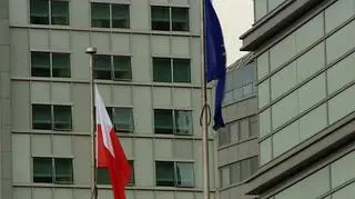 Od czterech lat pierwszy maja nie kojarzy się jedynie z dawno zapomnianymi hucznymi pochodami. Teraz oprócz wracania pamięcią do biało-czerwonej flagi, świętujemy również wejście Polski do Unii Europejskiej. Jak Polacy znajdują się w nowym dla nich "unijnym świecie"?