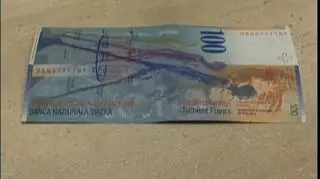 Zaciągnąłeś kredyt hipoteczny we franku szwajcarskim - może Ci zabraknąc pieniędzy na zakup nieruchomości. To realne zagrożenie dla tych osób którym pieniądze wypłacane są w transzach. Jak to możliwe, że kredyt hipoteczny w franku szwajcarskim, który dla jednych jest błogosławieństwem, bo co miesiąc płacą niższą ratę - dla innych może stać się przekleństwem i jak z tym przekleństwem sobie radzić.